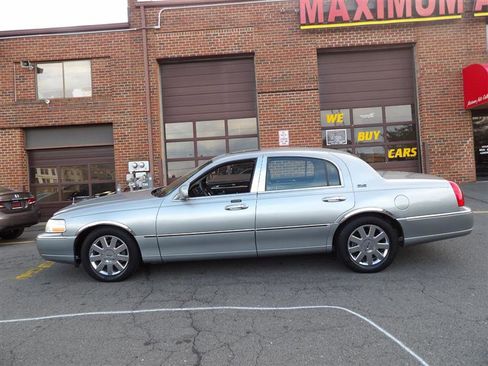 Used 2006 Lincoln Town Car Signature Limited image 2