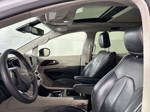 Used 2023 Chrysler Pacifica Limited image 27