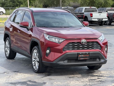Used 2019 Toyota RAV4 XLE Premium FWD image 3