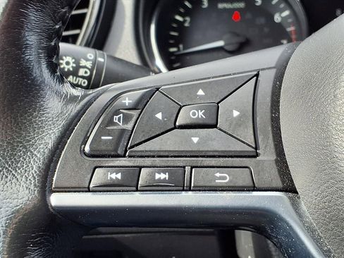 Used 2019 Nissan Rogue SV image 30