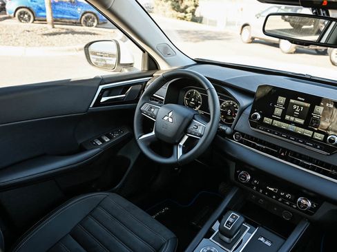 New 2025 Mitsubishi Outlander SE image 14
