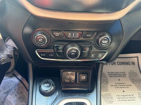 Used 2017 Jeep Cherokee Sport w/ Cold Weather Group AWD/4WD image 16