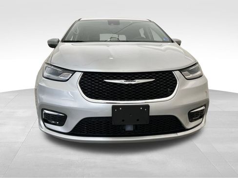 Used 2023 Chrysler Pacifica Touring-L FWD image 9