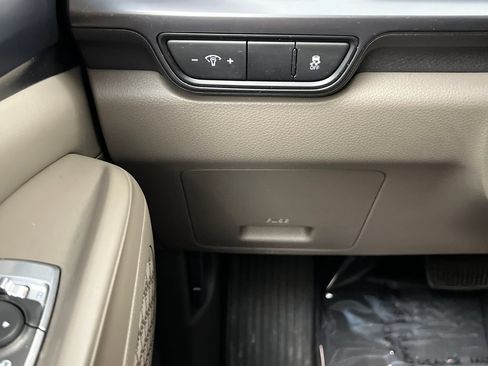 Used 2025 Kia Carnival FWD image 57
