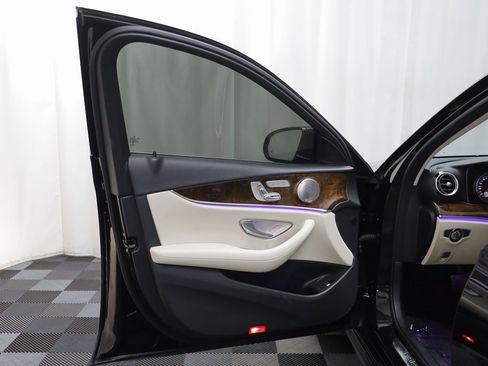 Used 2017 Mercedes-Benz E 300 4MATIC image 4