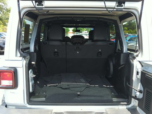 Used 2022 Jeep Wrangler Unlimited Sahara AWD/4WD image 12