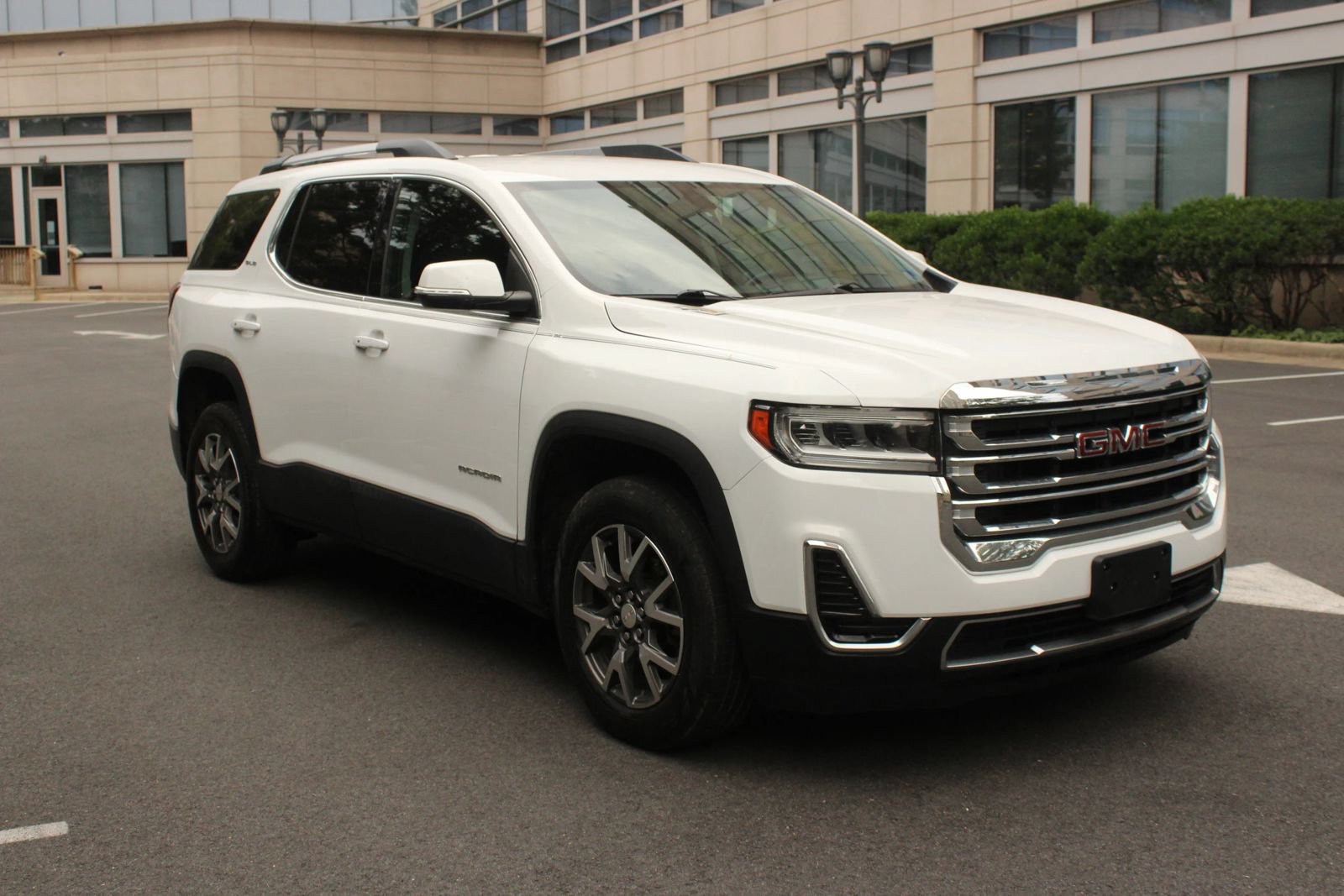 Used 2020 GMC Acadia SLE w/ Driver Convenience Package FWD image 1