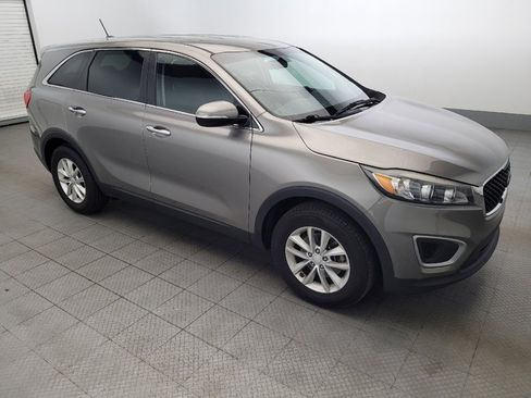 Used 2017 Kia Sorento L image 11