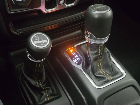 Used 2022 Jeep Gladiator Overland image 36