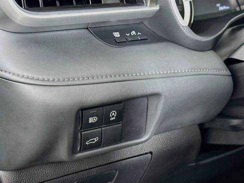 Certified 2025 Toyota Highlander XLE FWD image 16