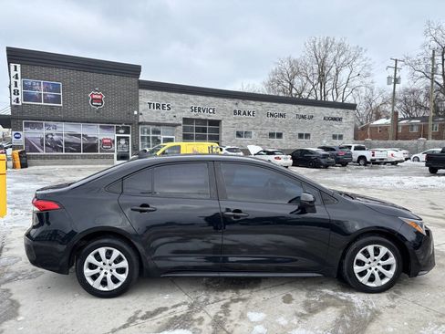 Used 2022 Toyota Corolla LE image 2
