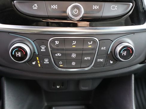 Used 2023 Chevrolet Traverse LT image 24