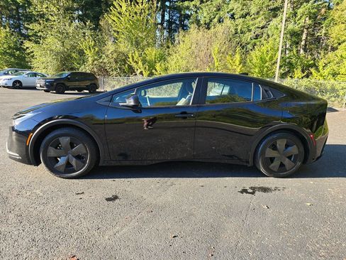 Used 2024 Toyota Prius LE image 28