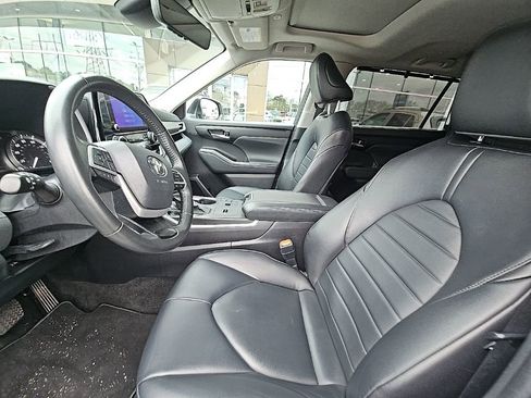 Used 2024 Toyota Highlander XLE image 13
