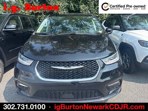 Used 2024 Chrysler Pacifica Touring-L FWD image 3