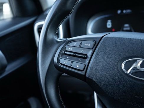 Used 2023 Hyundai Venue SEL image 18