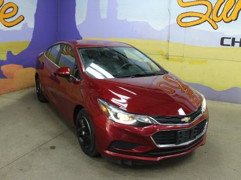 Used 2018 Chevrolet Cruze LT w/ LT Convenience Package FWD image 2