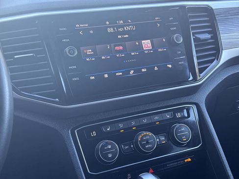 Used 2022 Volkswagen Atlas Cross Sport SE image 23