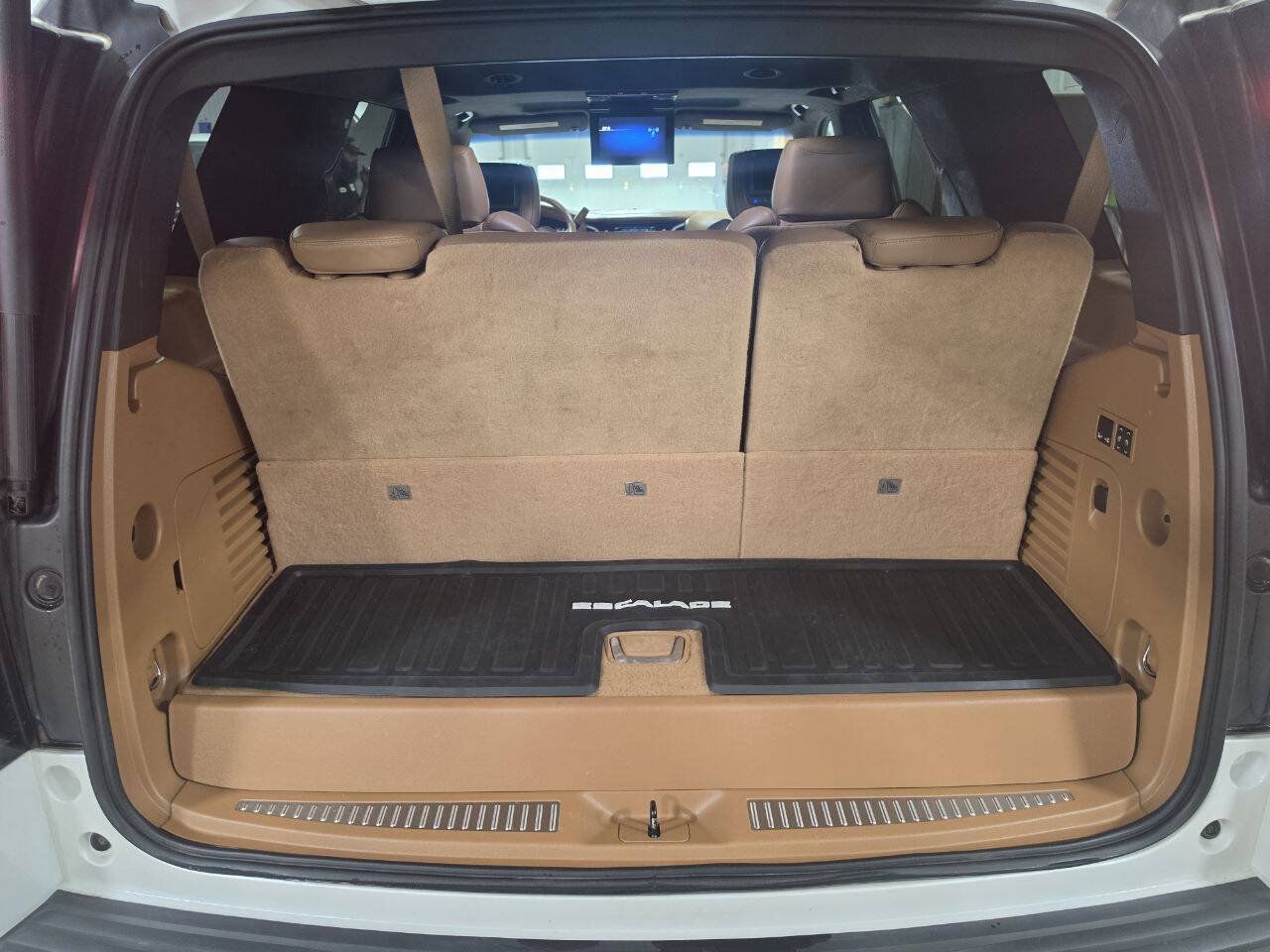 Used 2017 Cadillac Escalade Platinum AWD/4WD image 22