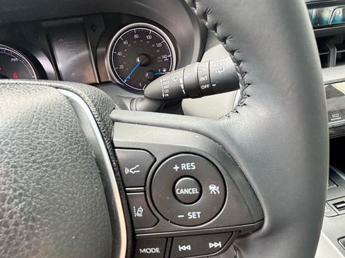 Used 2021 Toyota Venza LE AWD/4WD image 15
