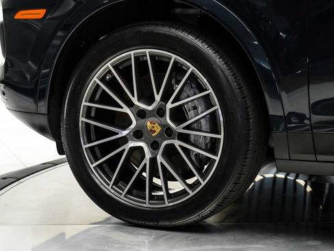 Used 2023 Porsche Cayenne w/ Premium Package AWD/4WD image 60