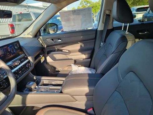 New 2026 Nissan Pathfinder Platinum FWD image 18