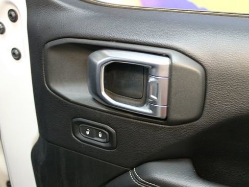 Used 2019 Jeep Wrangler Unlimited Sahara w/ Uconnect 4C Nav & Sound Group AWD/4WD image 9