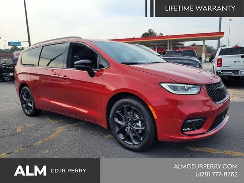 New 2026 Chrysler Pacifica Limited w/ S Appearance Package FWD image 18
