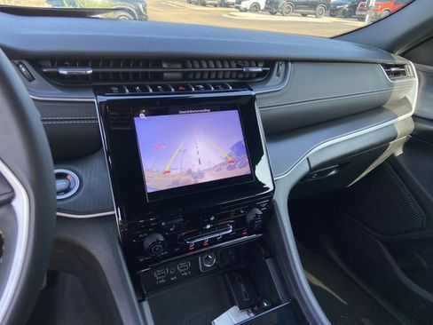 Used 2024 Jeep Grand Cherokee L Laredo image 35