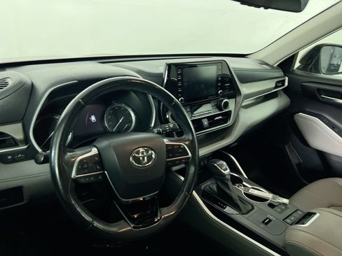 Used 2021 Toyota Highlander XLE FWD image 22