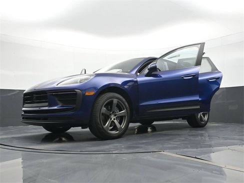 Certified 2025 Porsche Macan image 31