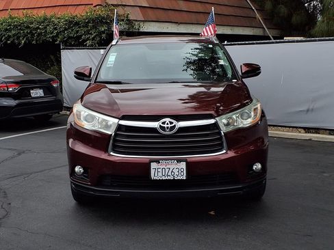 Used 2014 Toyota Highlander XLE FWD image 2
