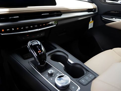 Used 2024 Cadillac XT4 Luxury w/ Cold Weather Package image 16