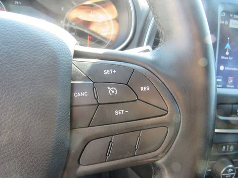Used 2019 Jeep Cherokee Trailhawk AWD/4WD image 13