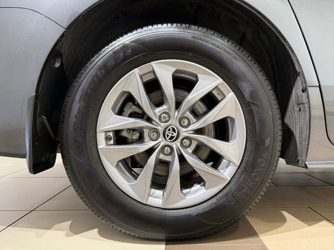 Used 2025 Toyota Sienna XLE w/ XLE Plus Package FWD image 9