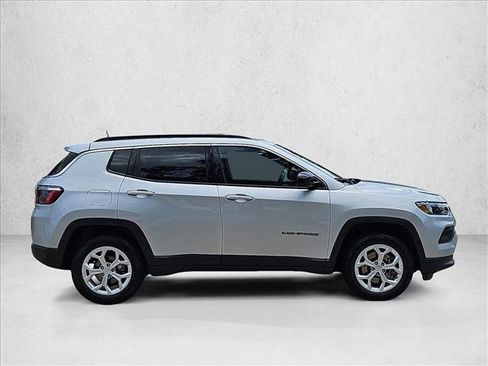 Used 2024 Jeep Compass Latitude AWD/4WD image 4