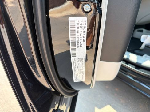 Used 2024 Chrysler Pacifica Touring-L FWD image 32