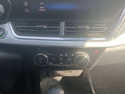 Used 2024 Chevrolet Trax LT w/ LT Convenience Package FWD image 11