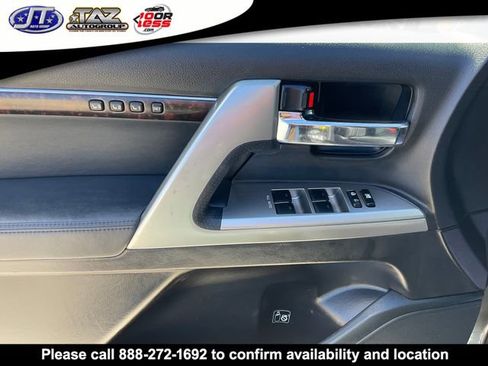 Used 2013 Toyota Land Cruiser image 11