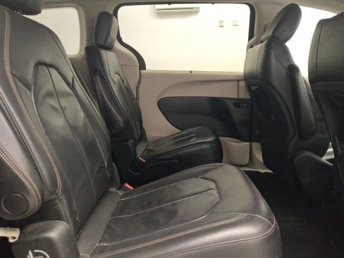 Used 2018 Chrysler Pacifica Touring-L w/ Premium Audio Group FWD image 19