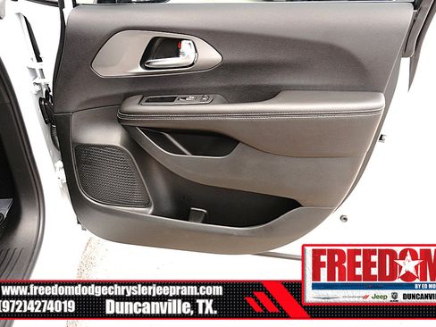 New 2027 Chrysler Pacifica Select FWD image 39