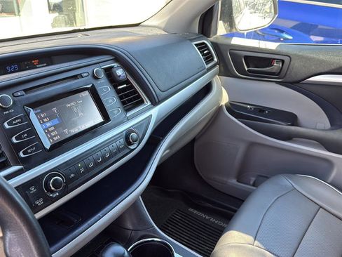 Used 2018 Toyota Highlander LE AWD/4WD image 15