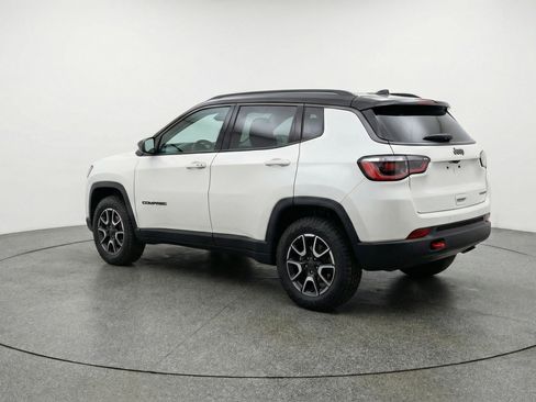 Used 2025 Jeep Compass Trailhawk image 6