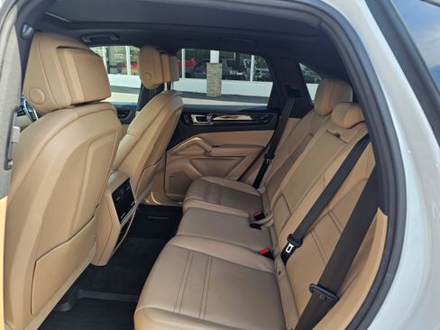 Used 2022 Porsche Cayenne AWD/4WD image 10