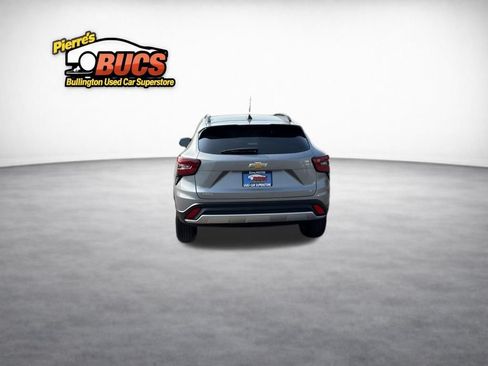 Used 2025 Chevrolet Trax LT FWD image 4