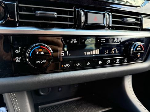 Used 2025 Nissan Pathfinder Platinum image 34