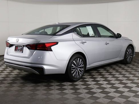 Used 2025 Nissan Altima 2.5 SV FWD image 7