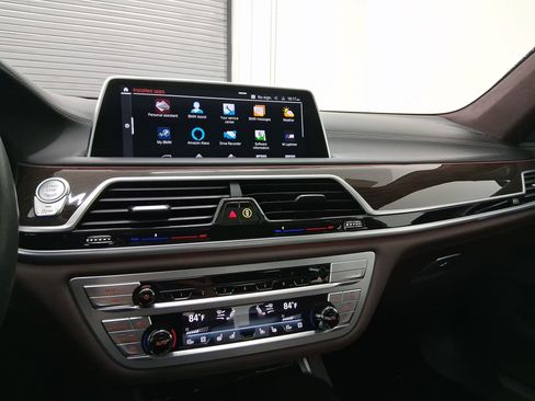 Certified 2022 BMW 750i xDrive w/ Luxury Rear Seating Package image 20