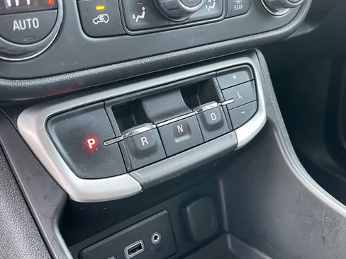 Used 2022 GMC Terrain SLE w/ Driver Convenience Package image 16