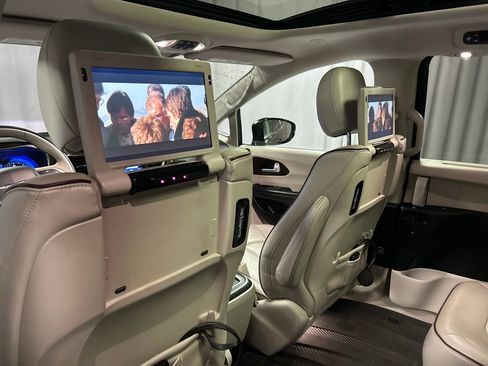 Used 2017 Chrysler Pacifica Limited FWD image 24